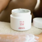 HER OWN ALONE Body Scrub (Undress My Skin) - kūno šveitiklis su vulkaniniu smėliu, 170 ml - Paveikslėlis 5